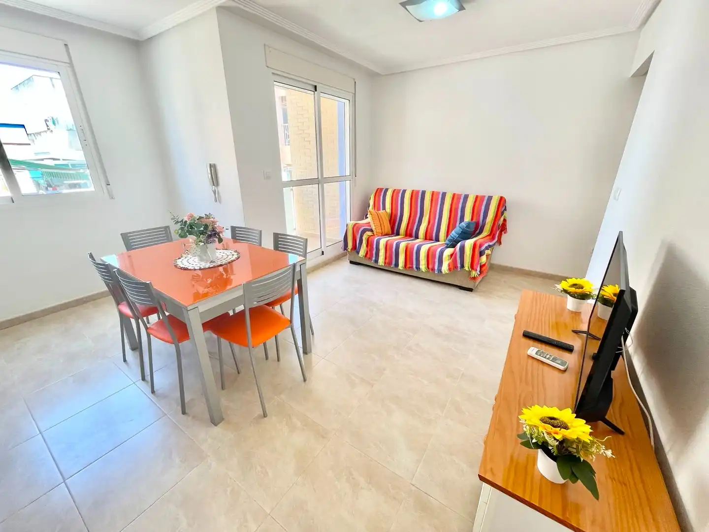 Sala d'estar de Apartament de lloguer en Los Alcázares amb Aire condicionat, Moblat i Rentadora