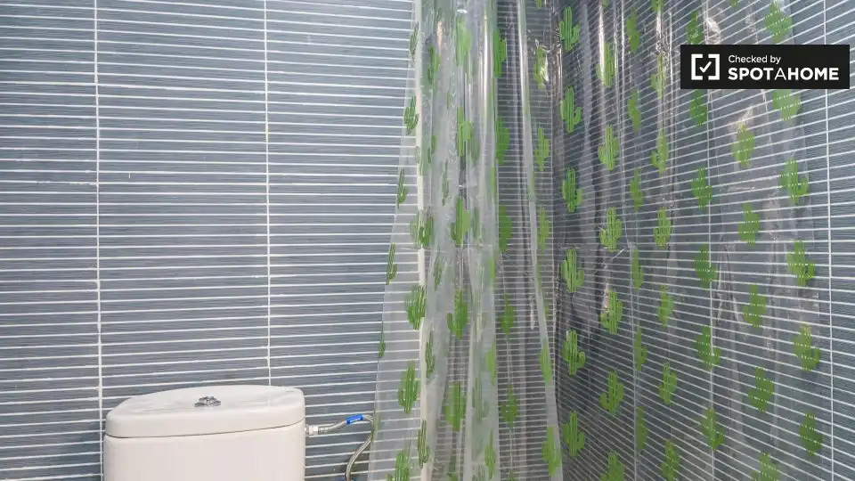 Baño de Piso de alquiler en Valencia con Aire acondicionado, Calefacción y Amueblado