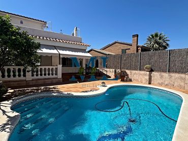 Adossat amb piscina en venda a Mas d'En Serra - Els Cards