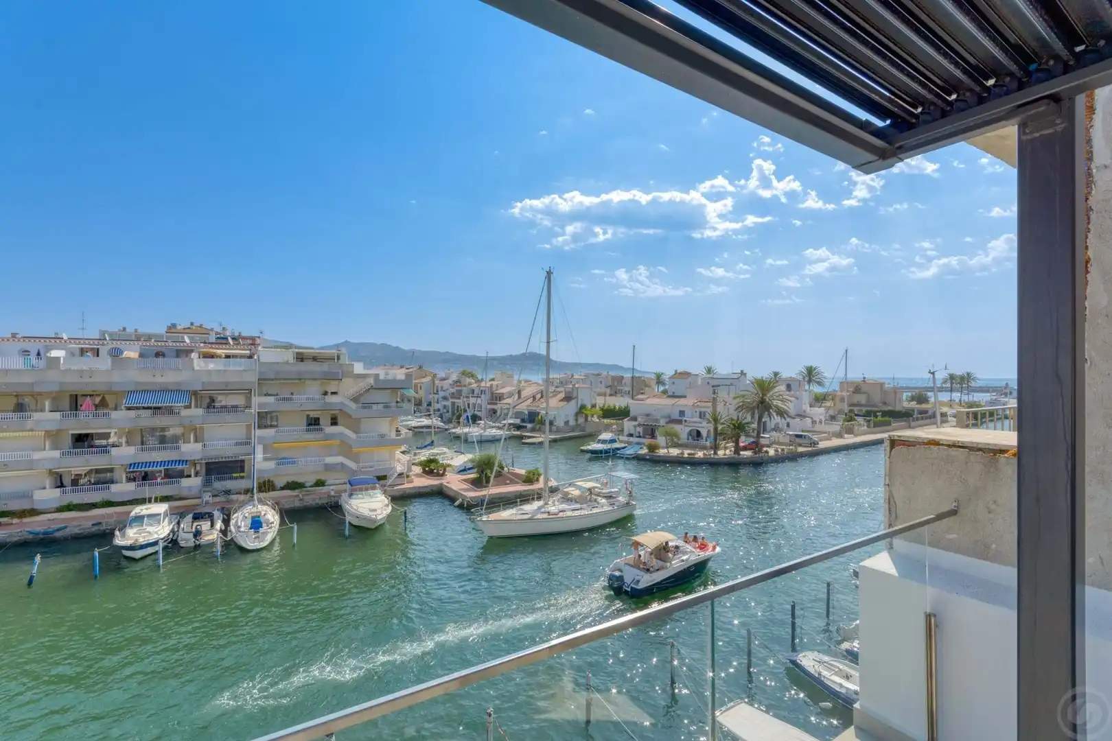 Terrasse von Einfamilien-Reihenhaus zum Verkauf in Empuriabrava mit Klimaanlage, Heizung und Terrasse