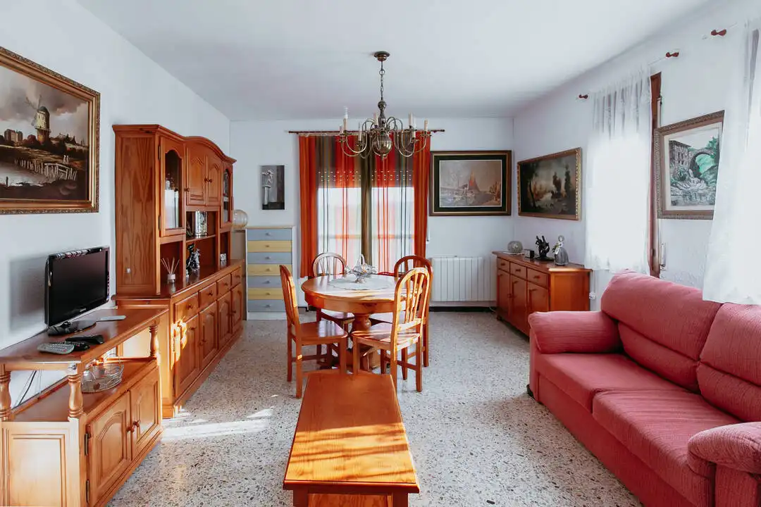 Menjador de Casa o xalet en venda en Almuniente amb Calefacció, Terrassa i Moblat