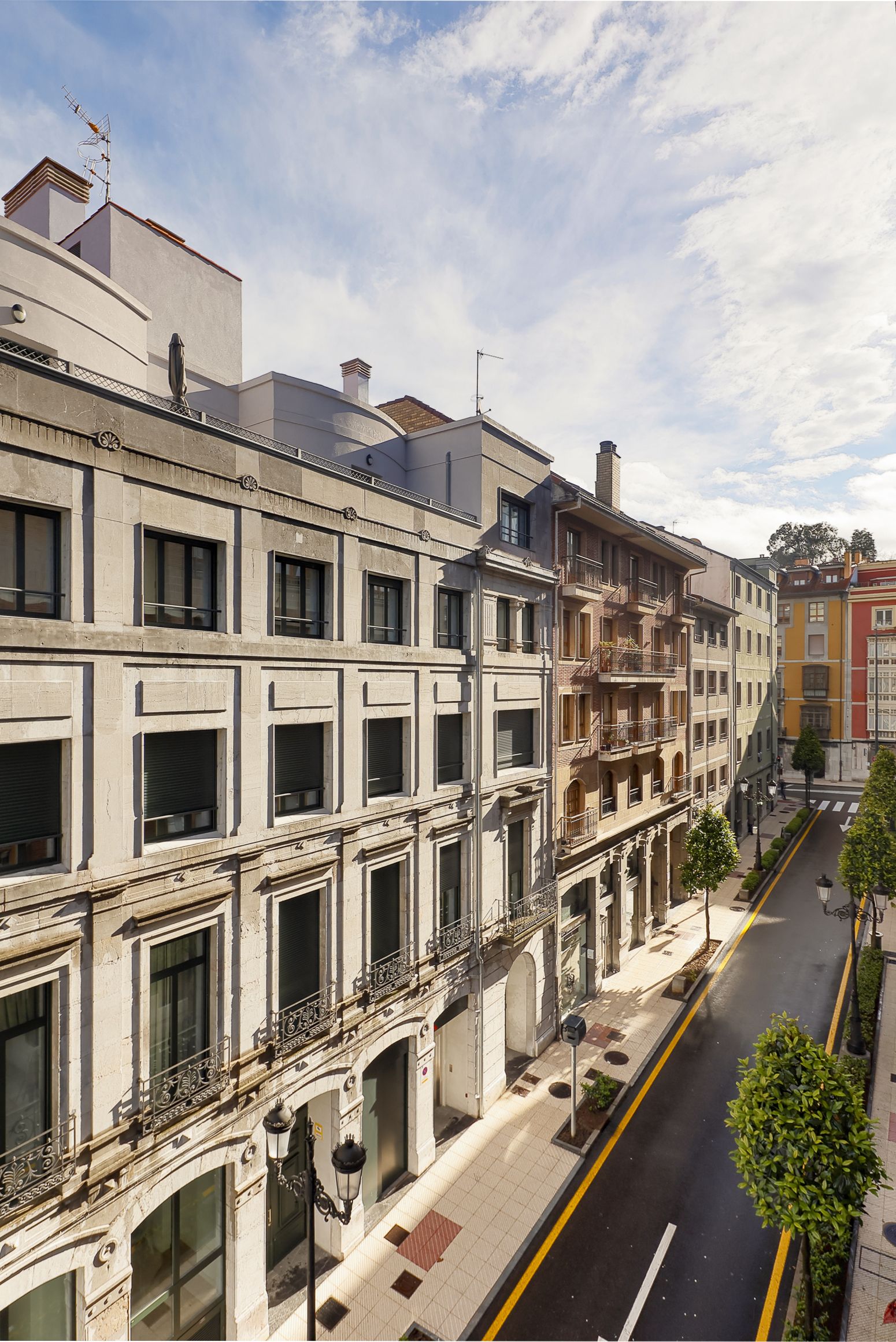 Vista exterior de Pis en venda en Oviedo  amb Calefacció, Parquet i Terrassa