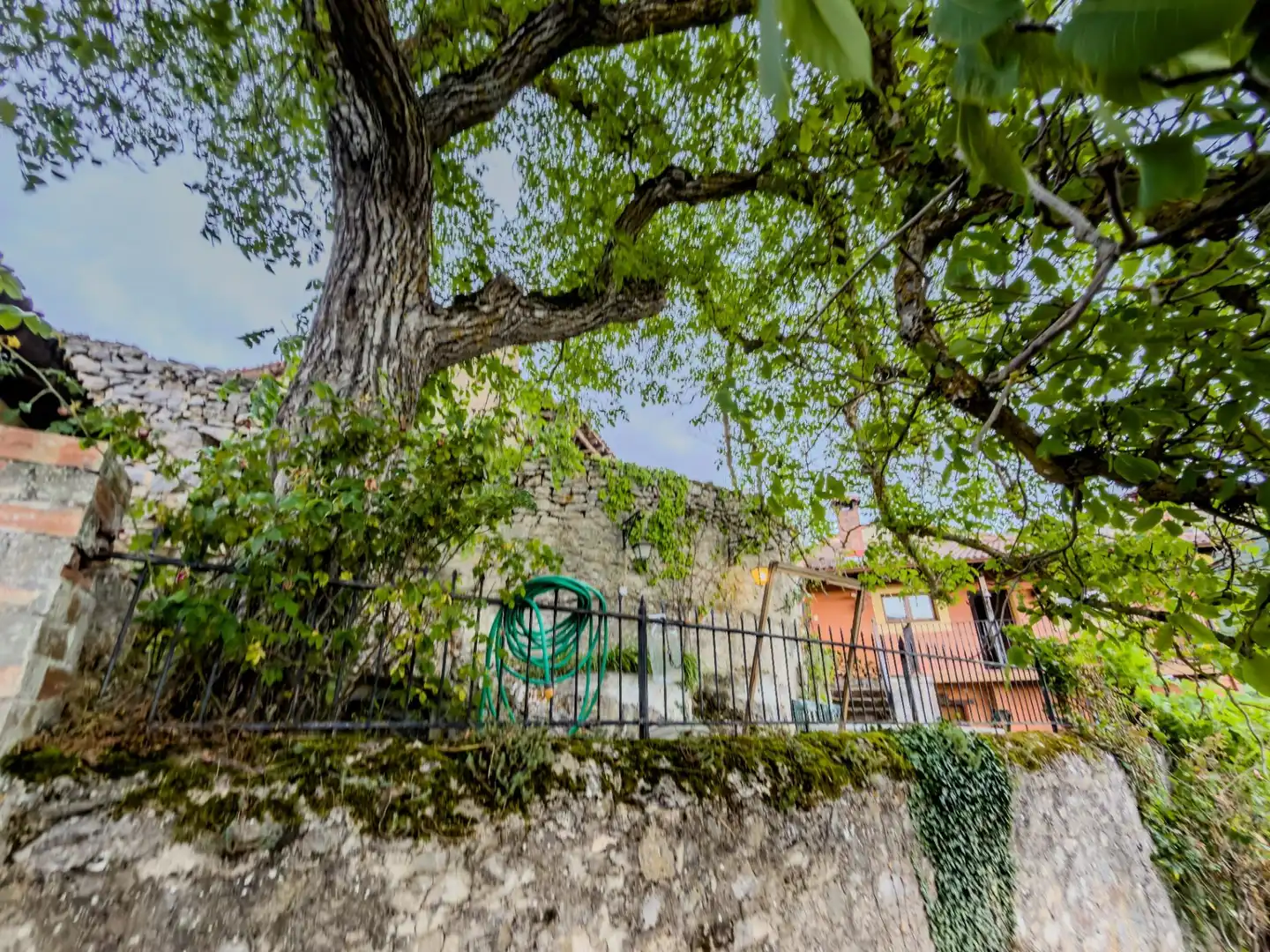 Vista exterior de Casa adosada en venta en Merindad de Valdeporres con Calefacción