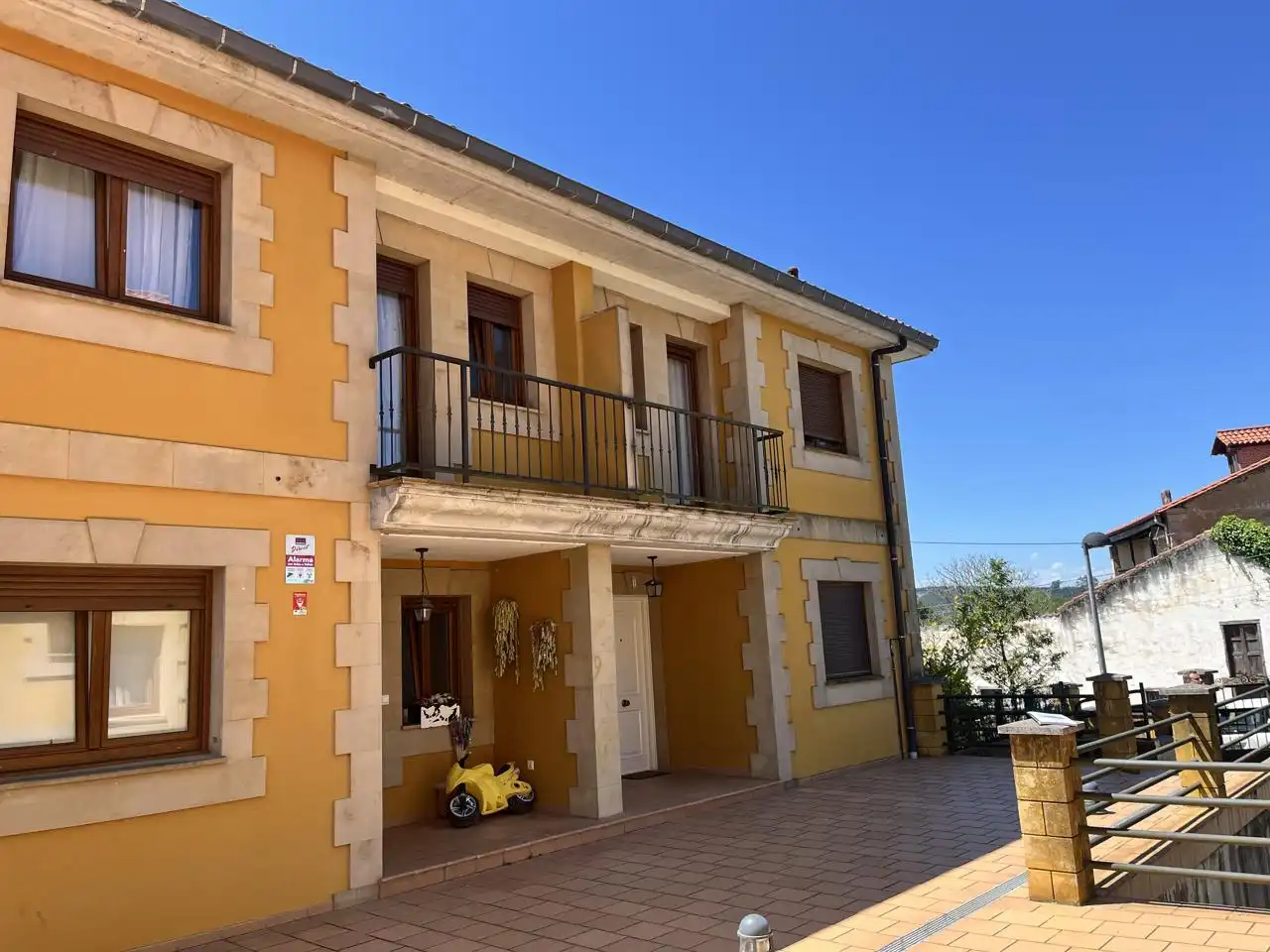 Vista exterior de Casa adosada en venda en Penagos amb Calefacció i Jardí privat