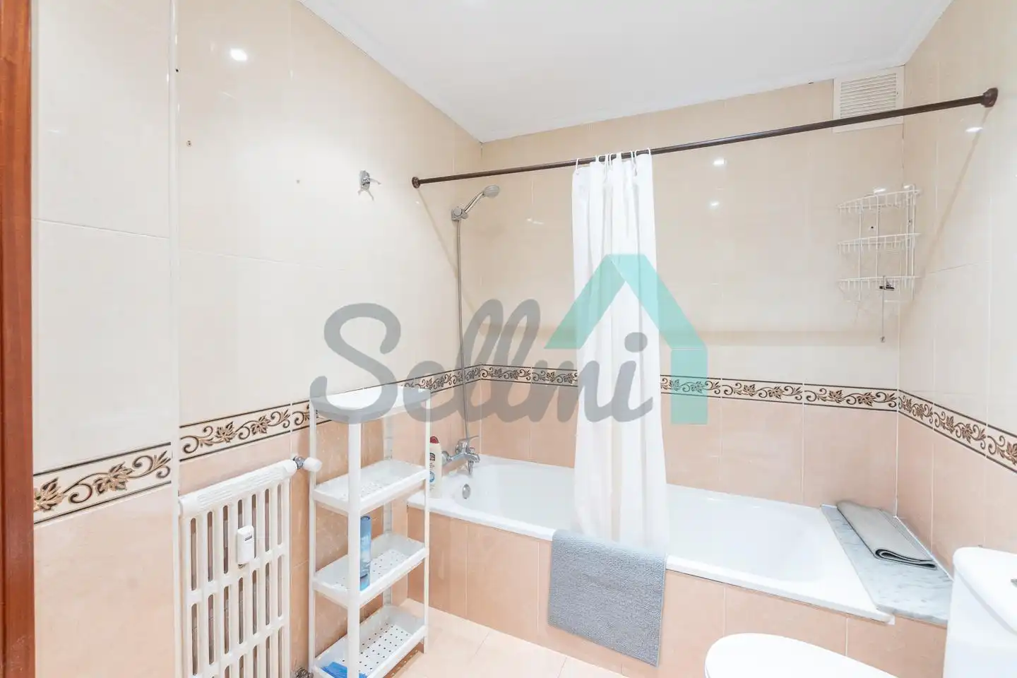 Baño de Piso en venta en Oviedo  con Calefacción