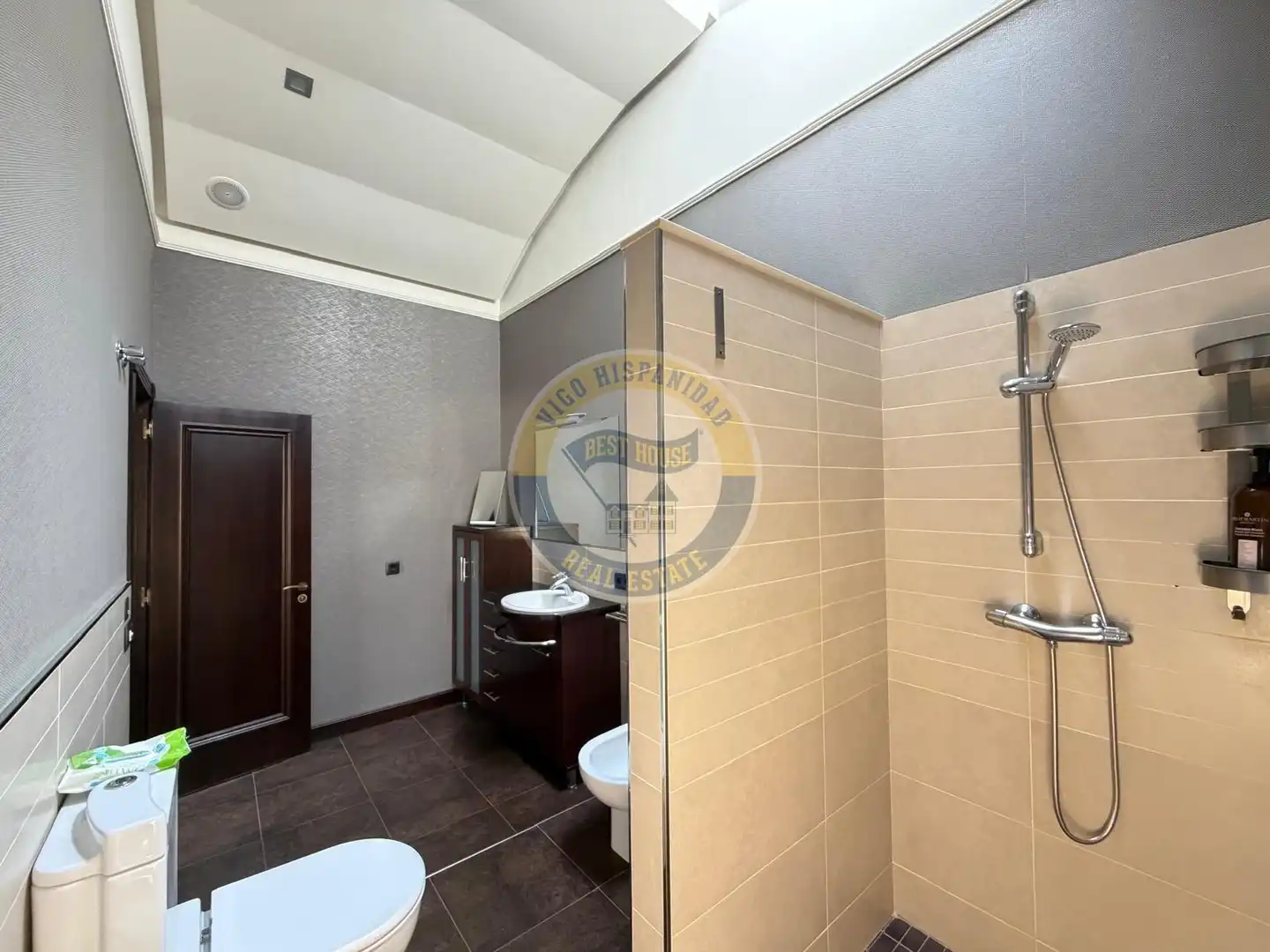 Badezimmer von Dachboden zur Miete in Vigo  mit Heizung, Parkett und Terrasse