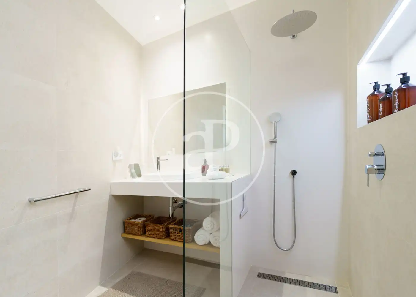 Bathroom of Flat for rent in Madrid  with Air Conditioner, Heating and Furnished