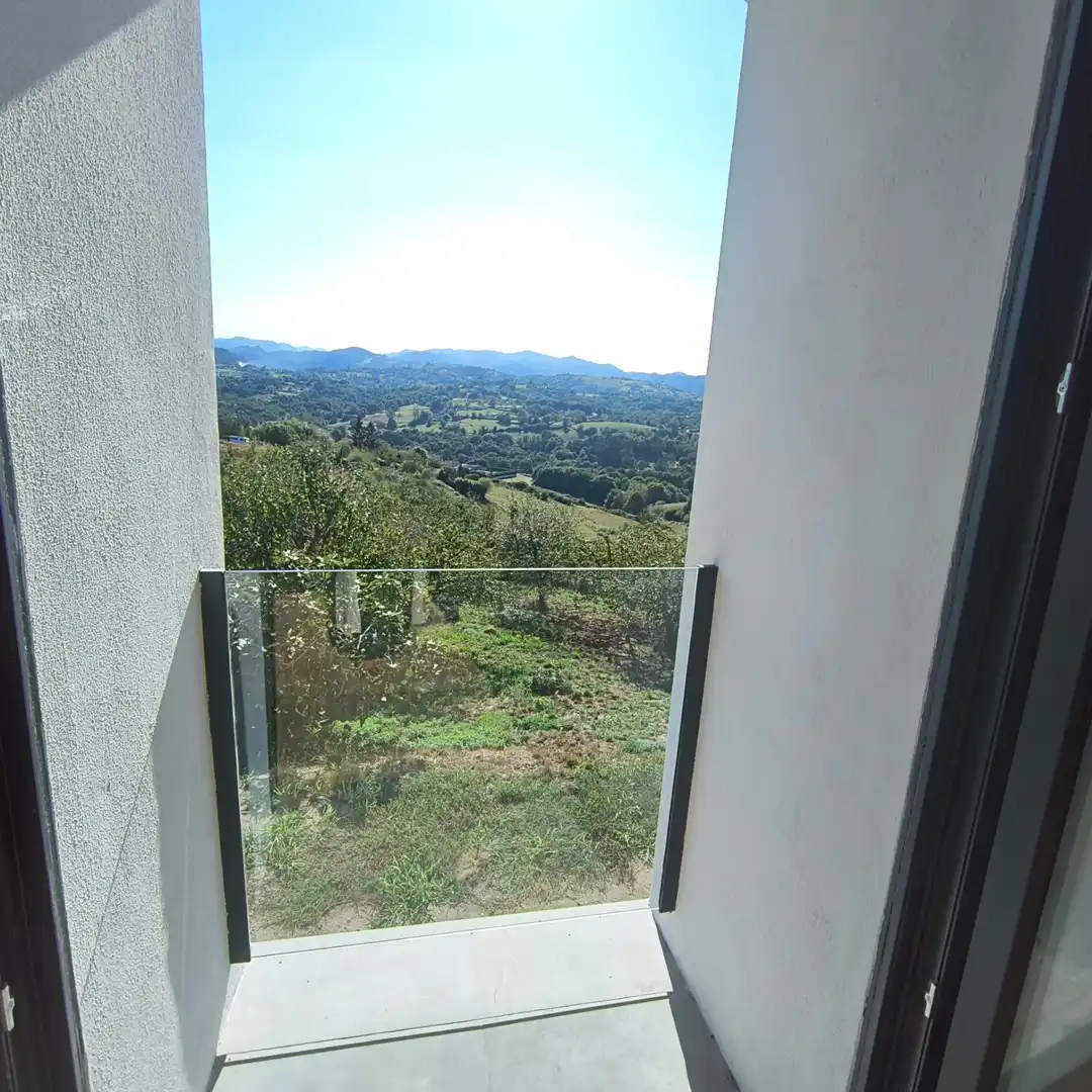 Terrassa de Casa o xalet en venda en Oviedo  amb Aire condicionat, Calefacció i Jardí privat