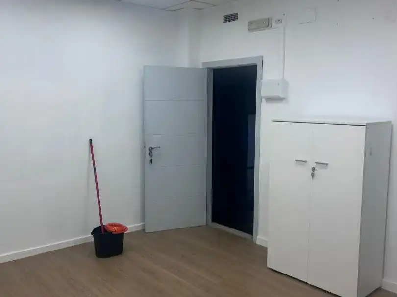 Local de lloguer en Chiva amb Moblat, Internet i Alarma