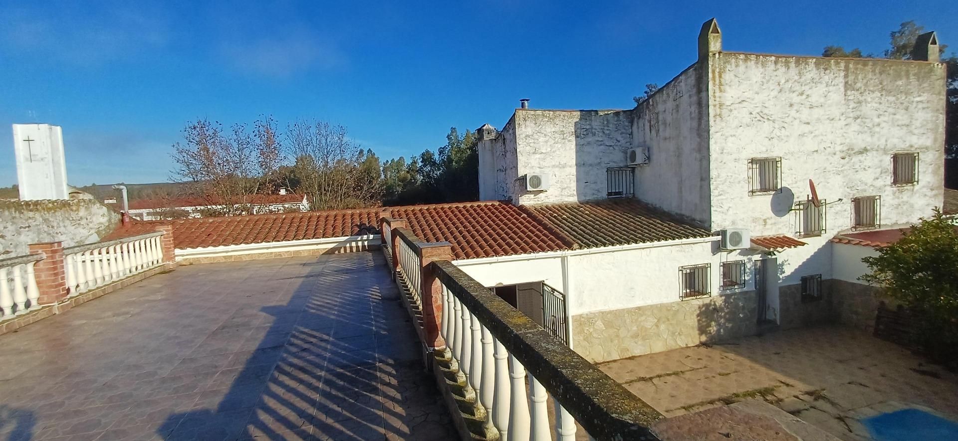 Vista exterior de Casa o xalet en venda en Alcollarín amb Piscina comunitària