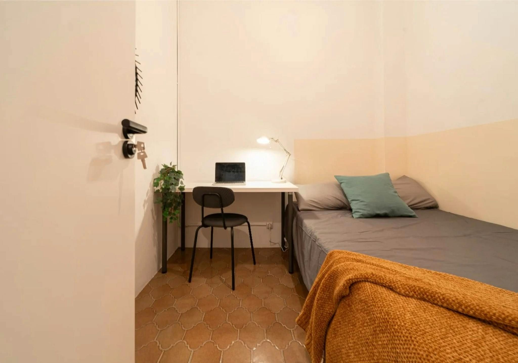 Bedroom of Flat to share in  Barcelona Capital  with Heating and Washing machine