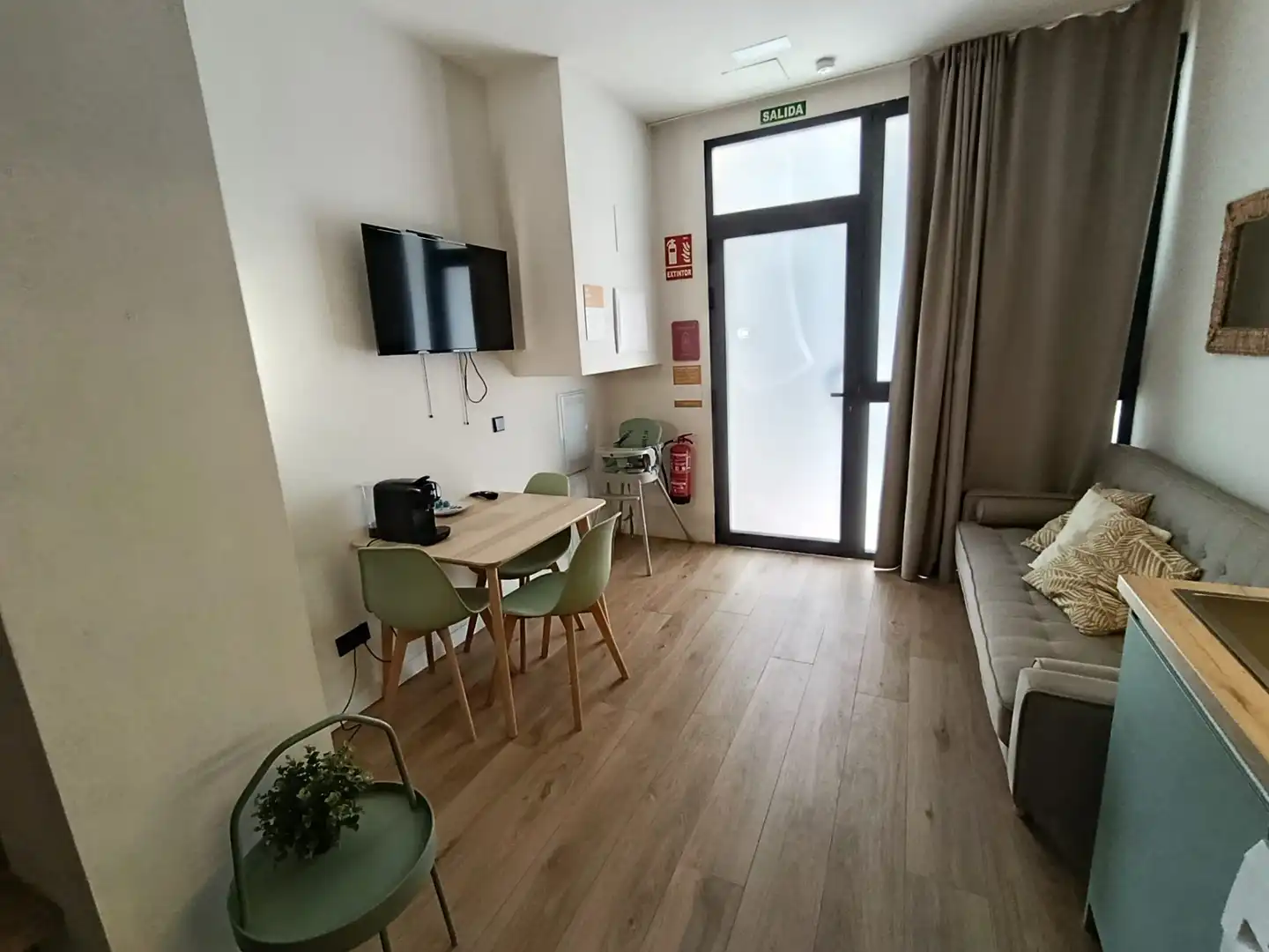 Sala d'estar de Estudi en venda en Valencia amb Aire condicionat, Calefacció i Moblat