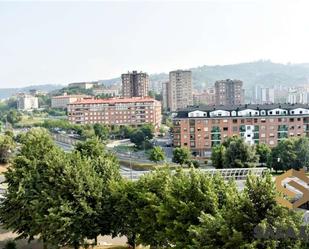 Vista exterior de Pis de lloguer en Bilbao  amb Calefacció, Microones i Balcó