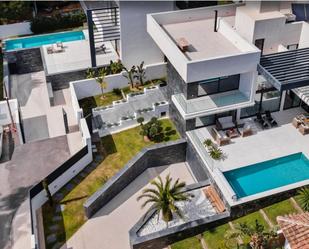 Vista exterior de Casa o xalet en venda en Marbella amb Aire condicionat, Calefacció i Jardí privat