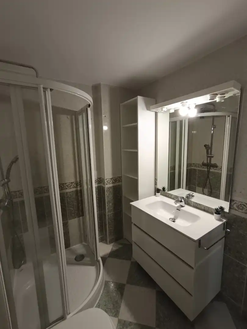 Baño de Piso para compartir en Madrid con Amueblado, Lavadora y Microondas