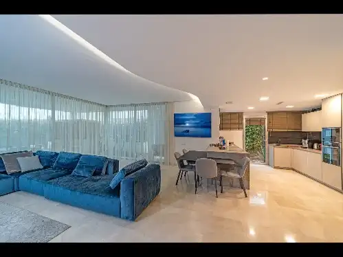 Sala d'estar de Casa o xalet en venda en Marbella amb Aire condicionat, Terrassa i Piscina