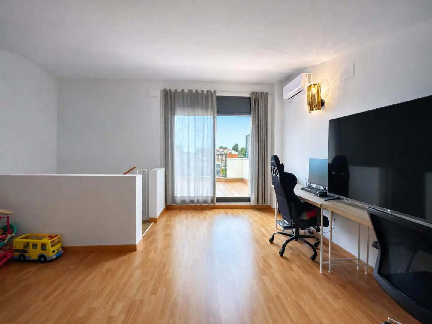 Sala d'estar de Casa adosada en venda en Sant Esteve Sesrovires amb Aire condicionat, Calefacció i Jardí privat