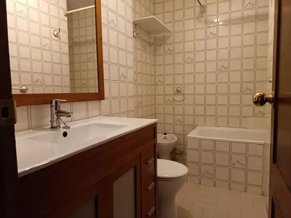 Bany de Pis en venda en Pontevedra Capital  amb Calefacció i Parquet