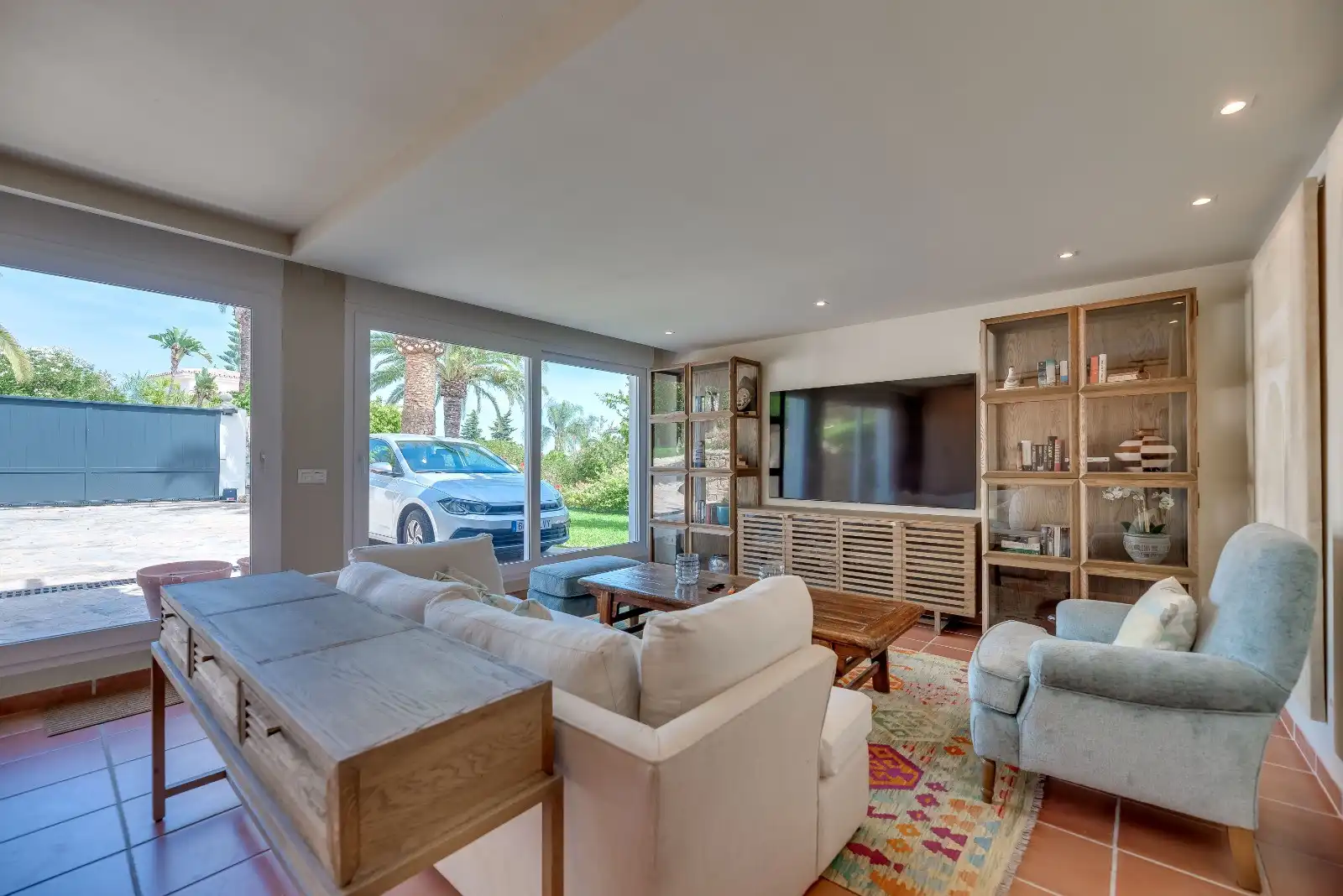 Sala d'estar de Casa o xalet en venda en Marbella amb Aire condicionat, Jardí privat i Terrassa