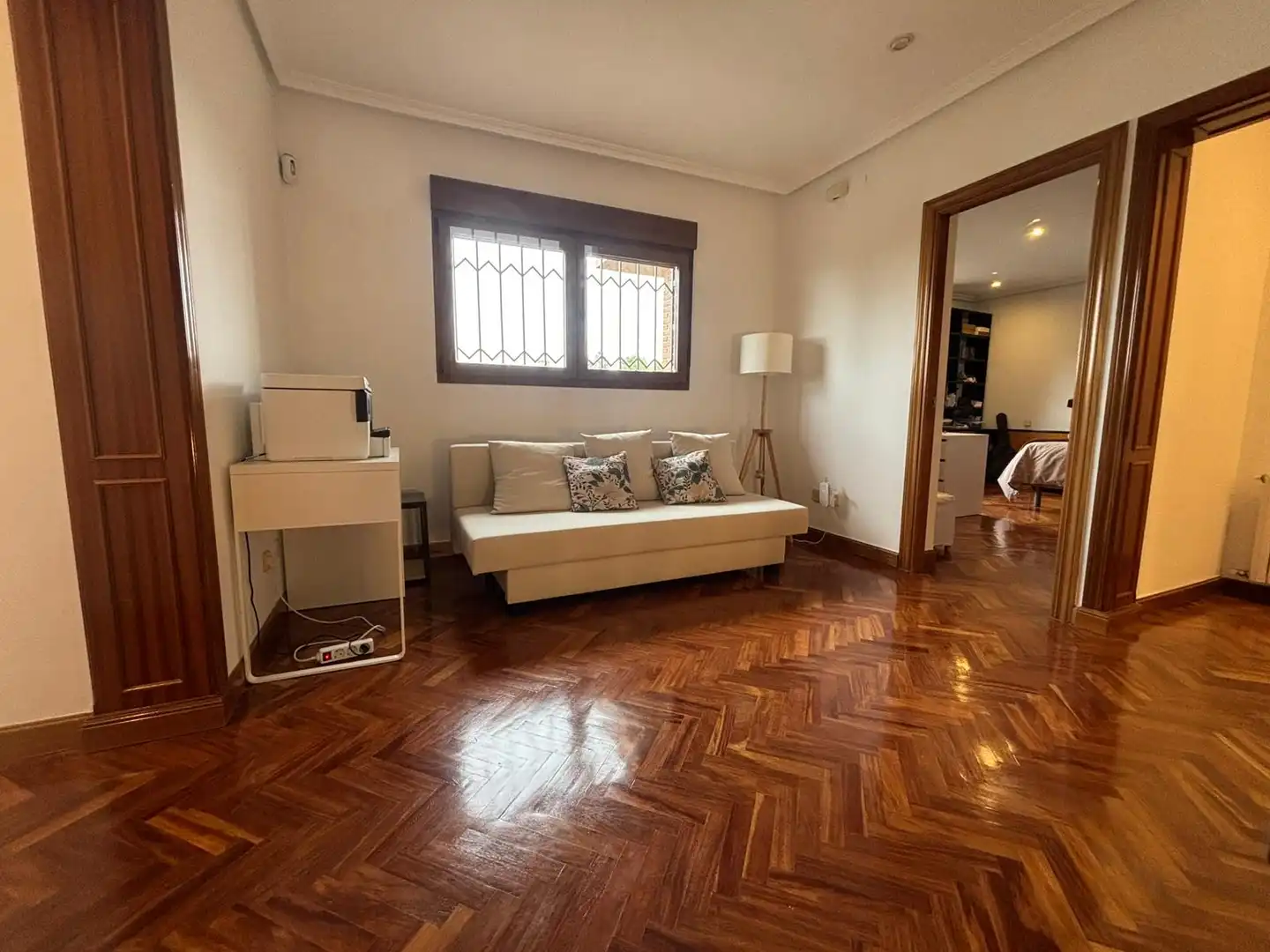 Sala d'estar de Casa o xalet en venda en Pozuelo de Alarcón amb Aire condicionat, Calefacció i Jardí privat