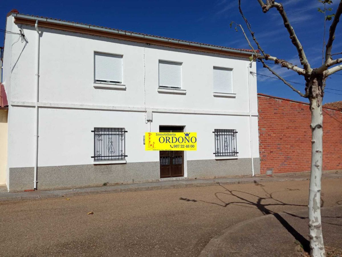 Exterior view of Country house for sale in Pozuelo del Páramo  with Terrace and Storage room