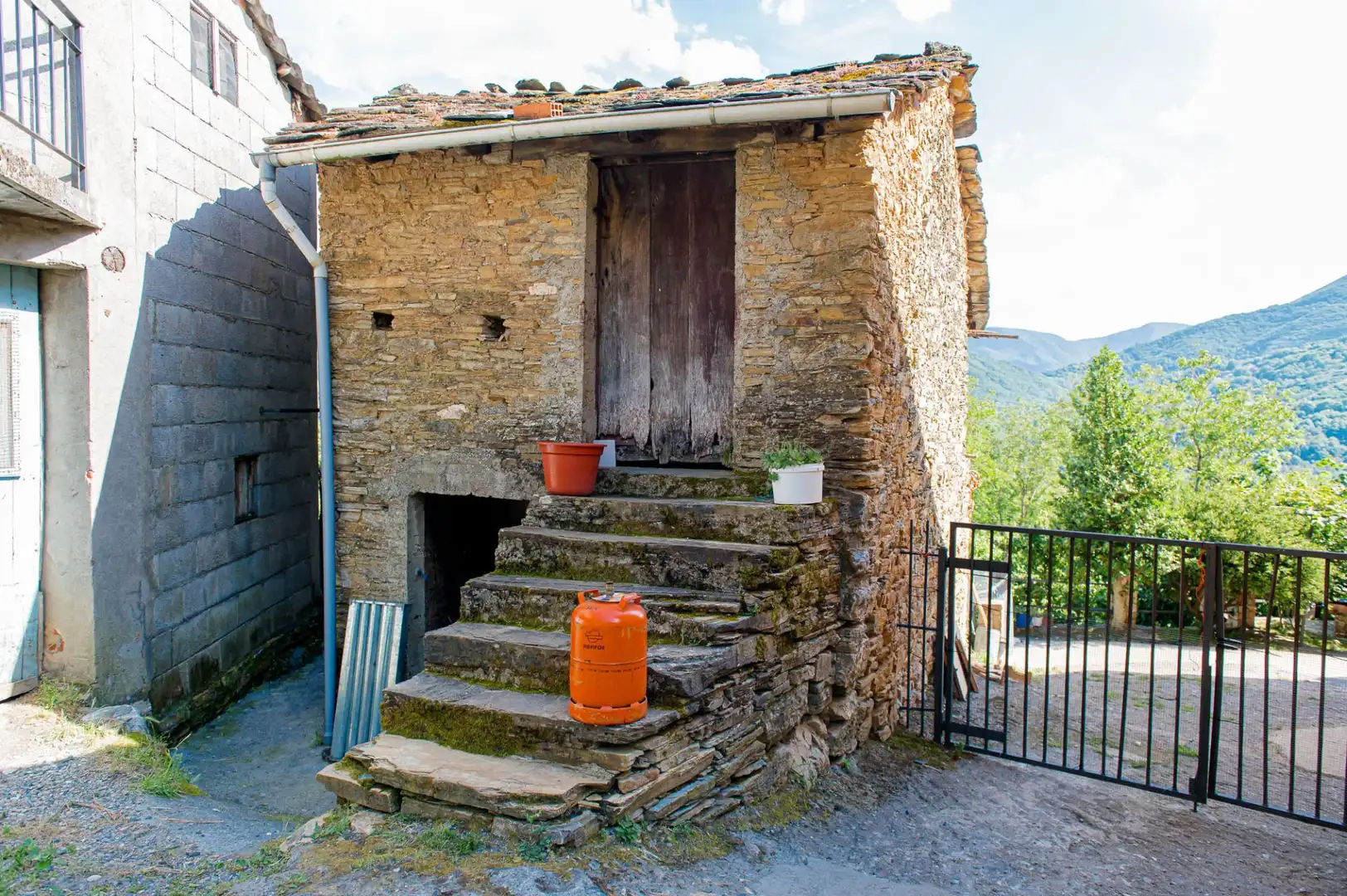 Vista exterior de Casa o chalet en venta en Vega de Valcarce con Calefacción, Jardín privado y Terraza