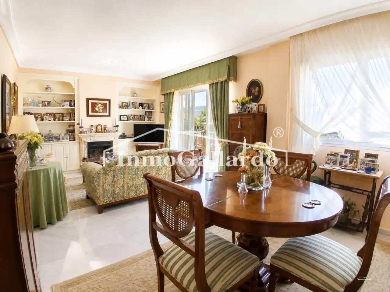 Sala de estar de Casa adosada en venta en Málaga con Aire acondicionado, Terraza y Piscina comunitaria