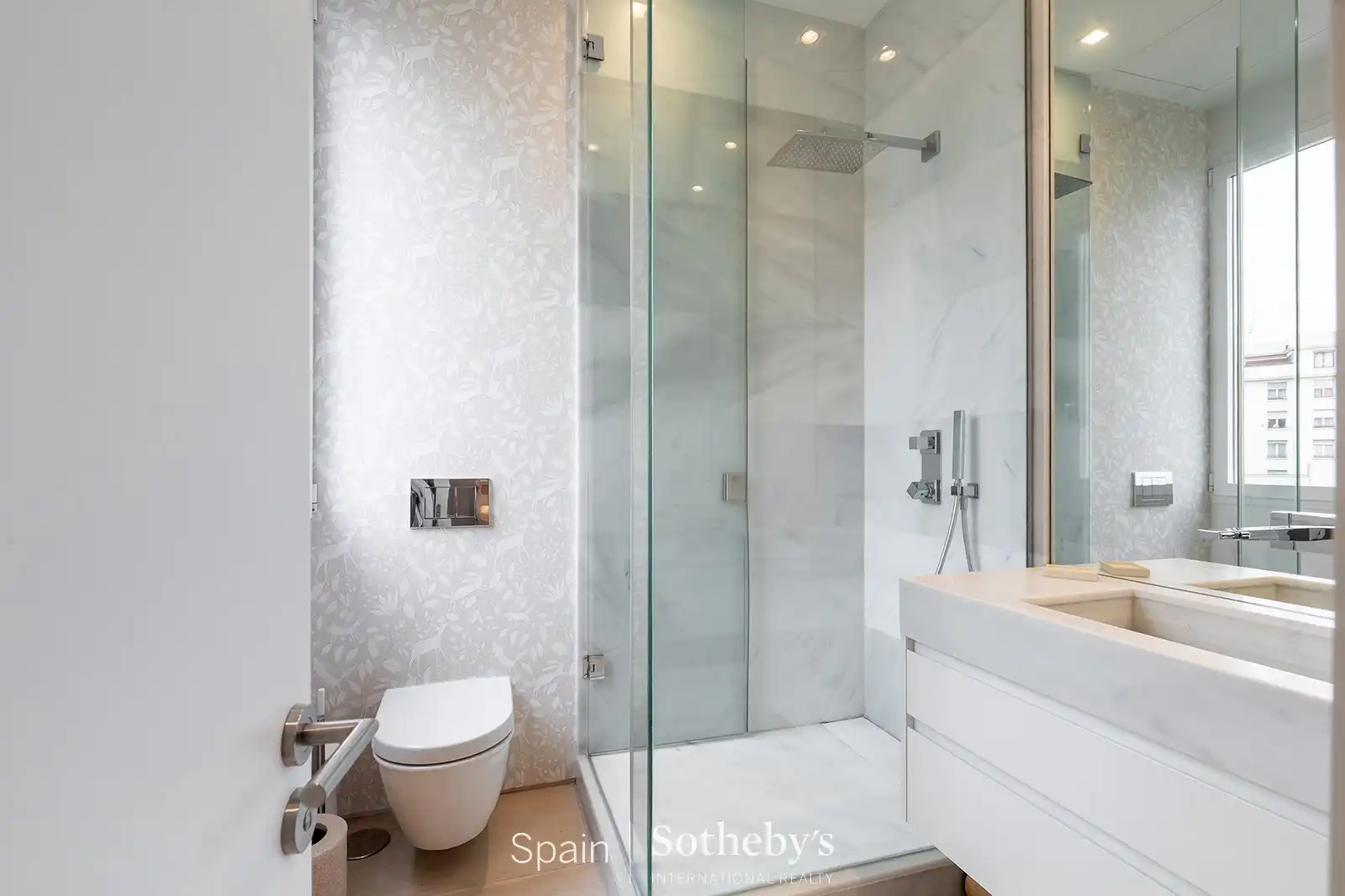Badezimmer von Wohnungen zum Verkauf in Madrid mit Klimaanlage und Heizung