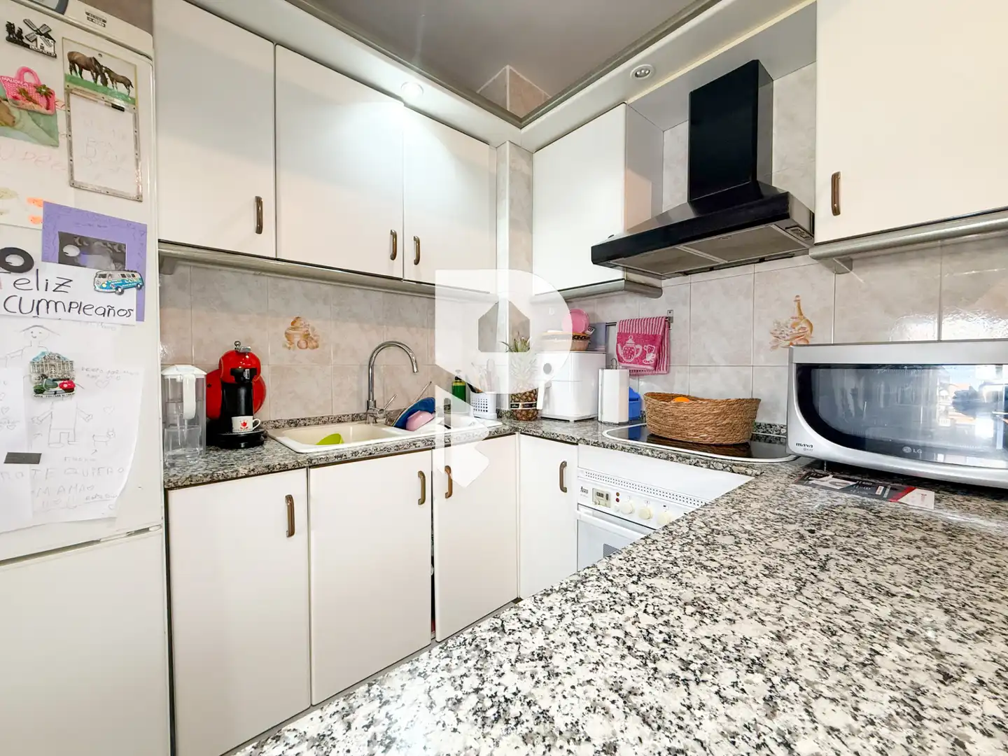 Küche von Wohnung zum Verkauf in Sant Vicenç Dels Horts mit Heizung, Abstellraum und Fernseher