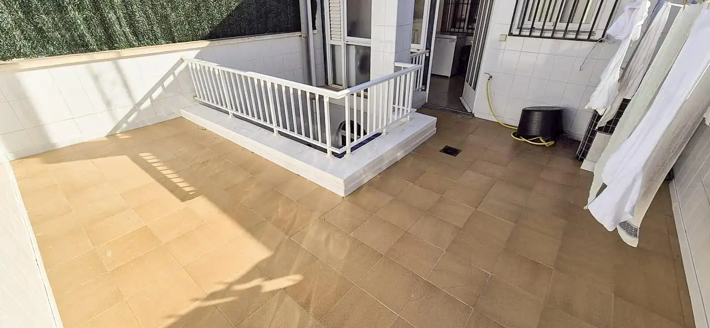 Terrasse von Erdgeschoss zum Verkauf in Elche / Elx mit Klimaanlage, Terrasse und Abstellraum