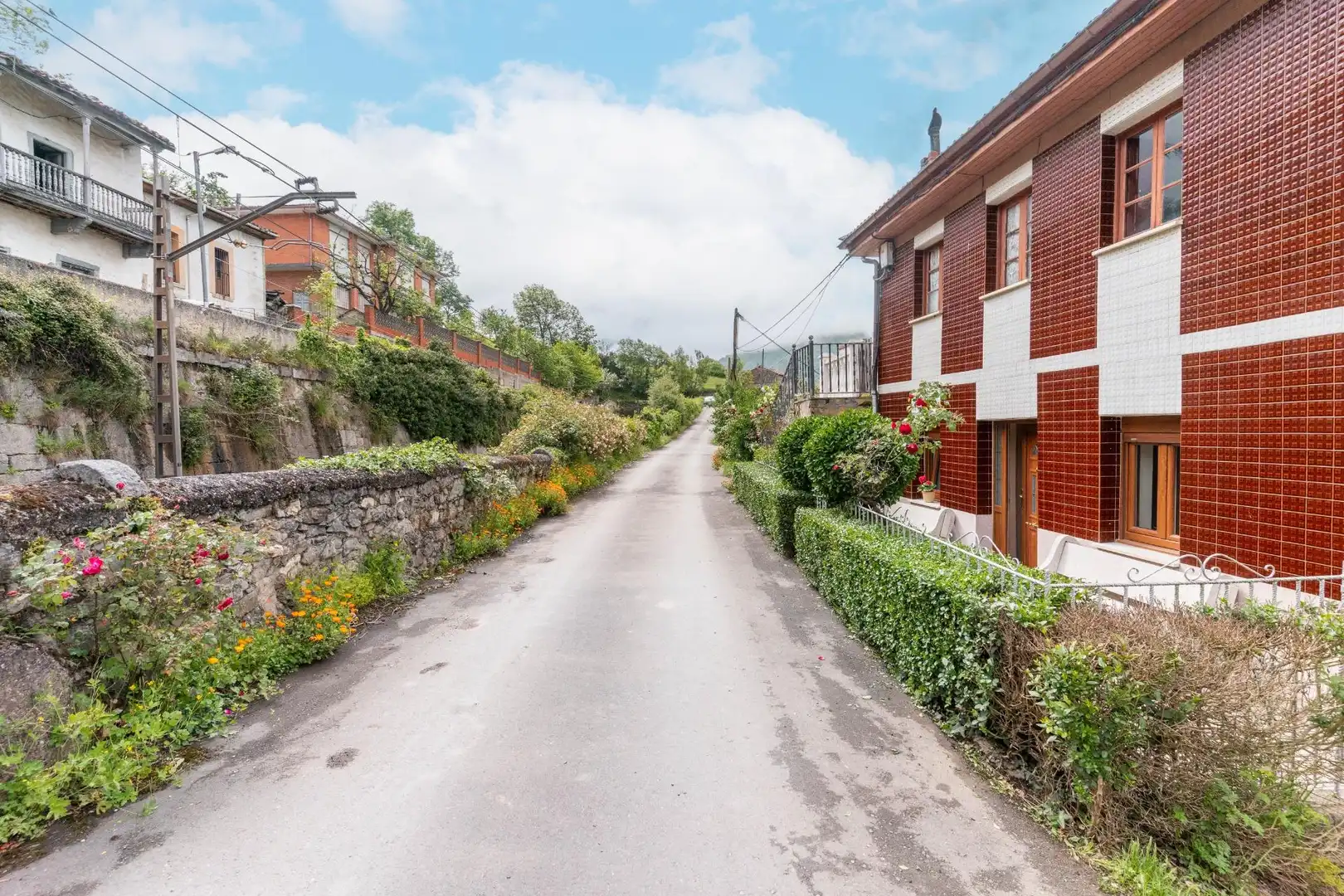 Vista exterior de Casa o xalet en venda en Lena amb Calefacció, Terrassa i Traster