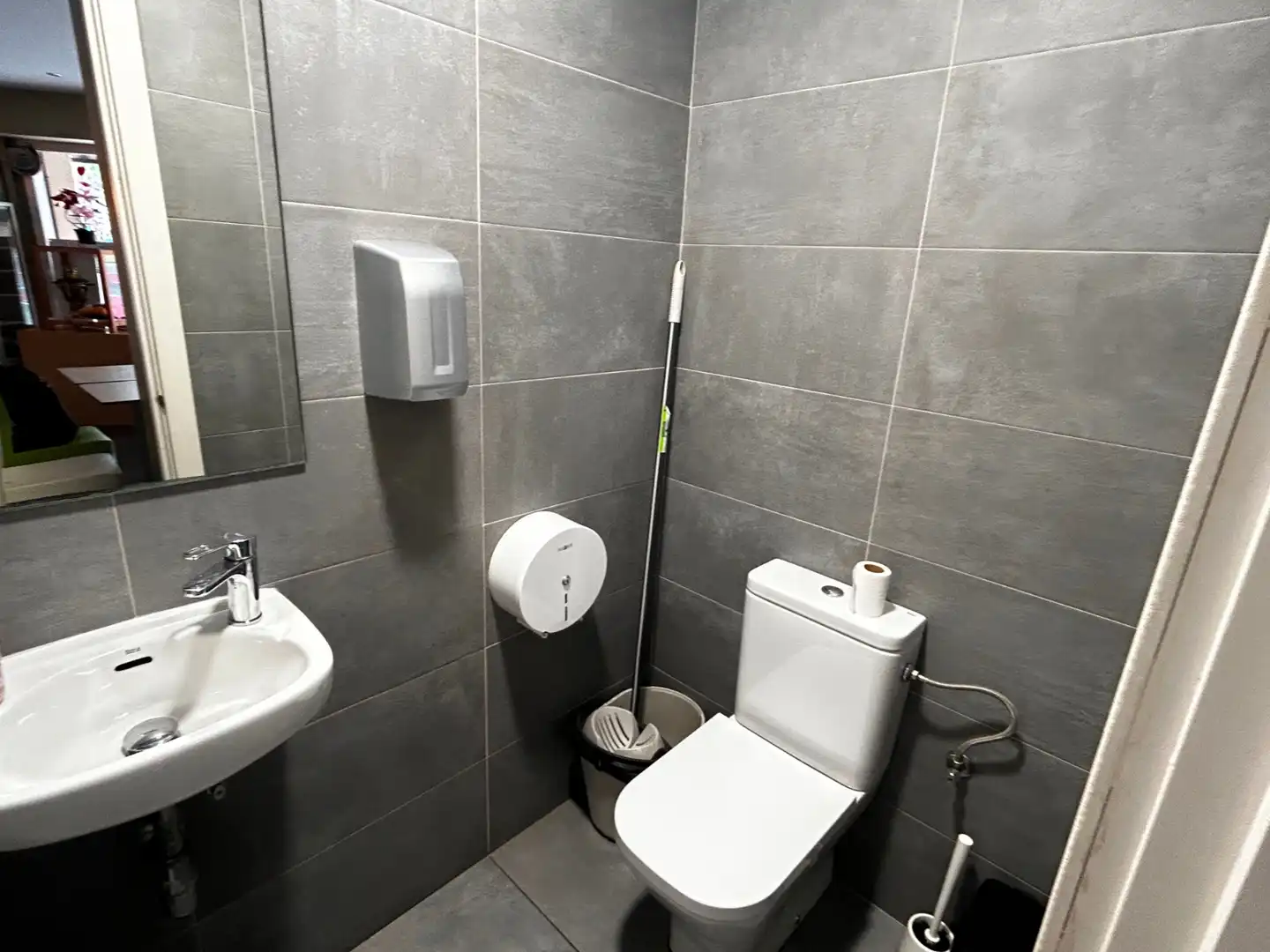Baño de Local en traspaso en L'Hospitalet de Llobregat con Aire acondicionado, Amueblado y Alarma