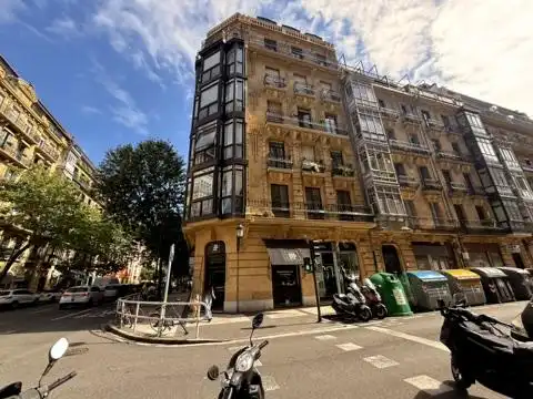 Vista exterior de Local en venda en Donostia - San Sebastián 