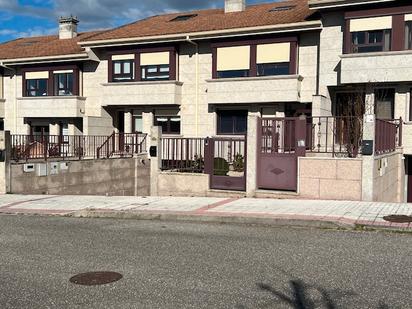 Vista exterior de Casa adosada en venda en Baiona amb Calefacció, Jardí privat i Parquet