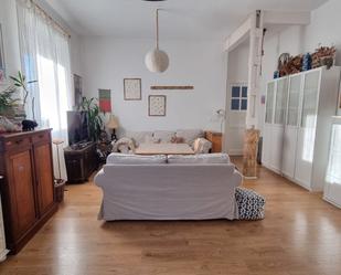 Living room of Flat to rent in  Sevilla Capital  with Air Conditioner, Parquet flooring and Oven