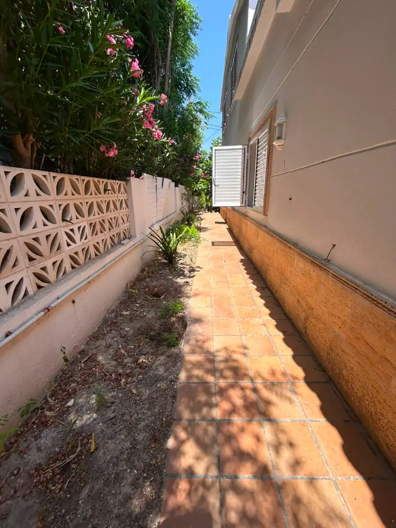 Vista exterior de Casa o xalet en venda en Paterna amb Aire condicionat, Calefacció i Jardí privat