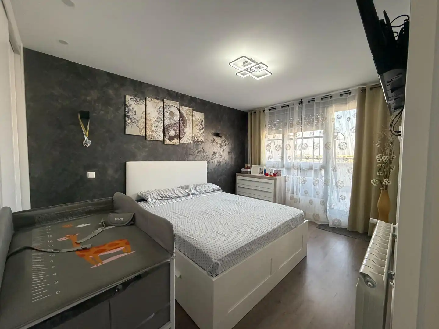 Schlafzimmer von Dachboden zum Verkauf in Alovera mit Klimaanlage, Heizung und Terrasse