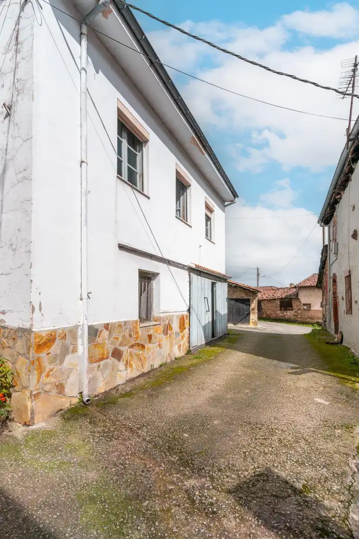 Exterior view of Houses for sale in San Martín del Rey Aurelio  with Heating