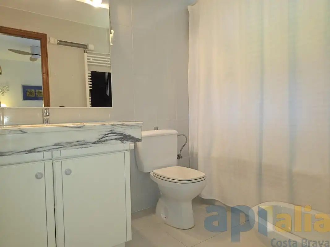 Baño de Casa adosada en venta en Castell d'Aro, Platja d'Aro i s'Agaró con Calefacción, Jardín privado y Piscina comunitaria