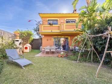 Casa aparellada amb piscina en venda a Calle García Lorca 57