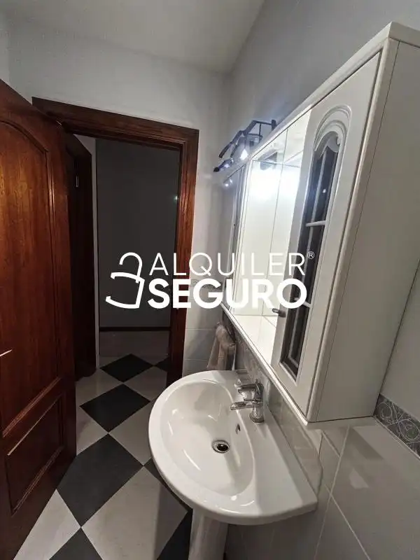 Habitación de Piso de alquiler en Granada con Terraza y Amueblado