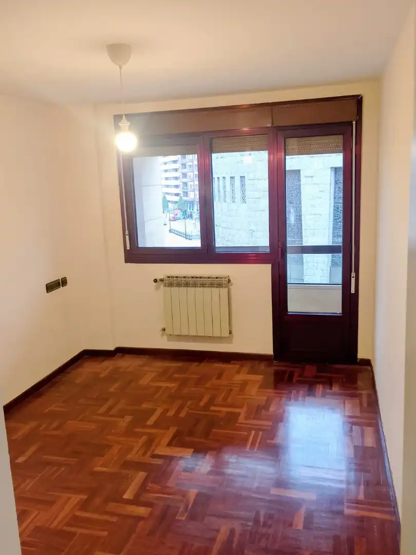 Dormitori de Pis de lloguer en Oviedo  amb Calefacció, Parquet i Terrassa