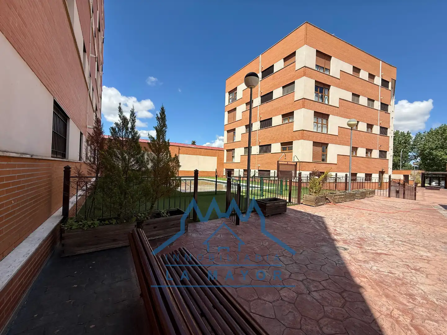 Vista exterior de Piso en venta en Ciudad Real con Parquet y Piscina comunitaria