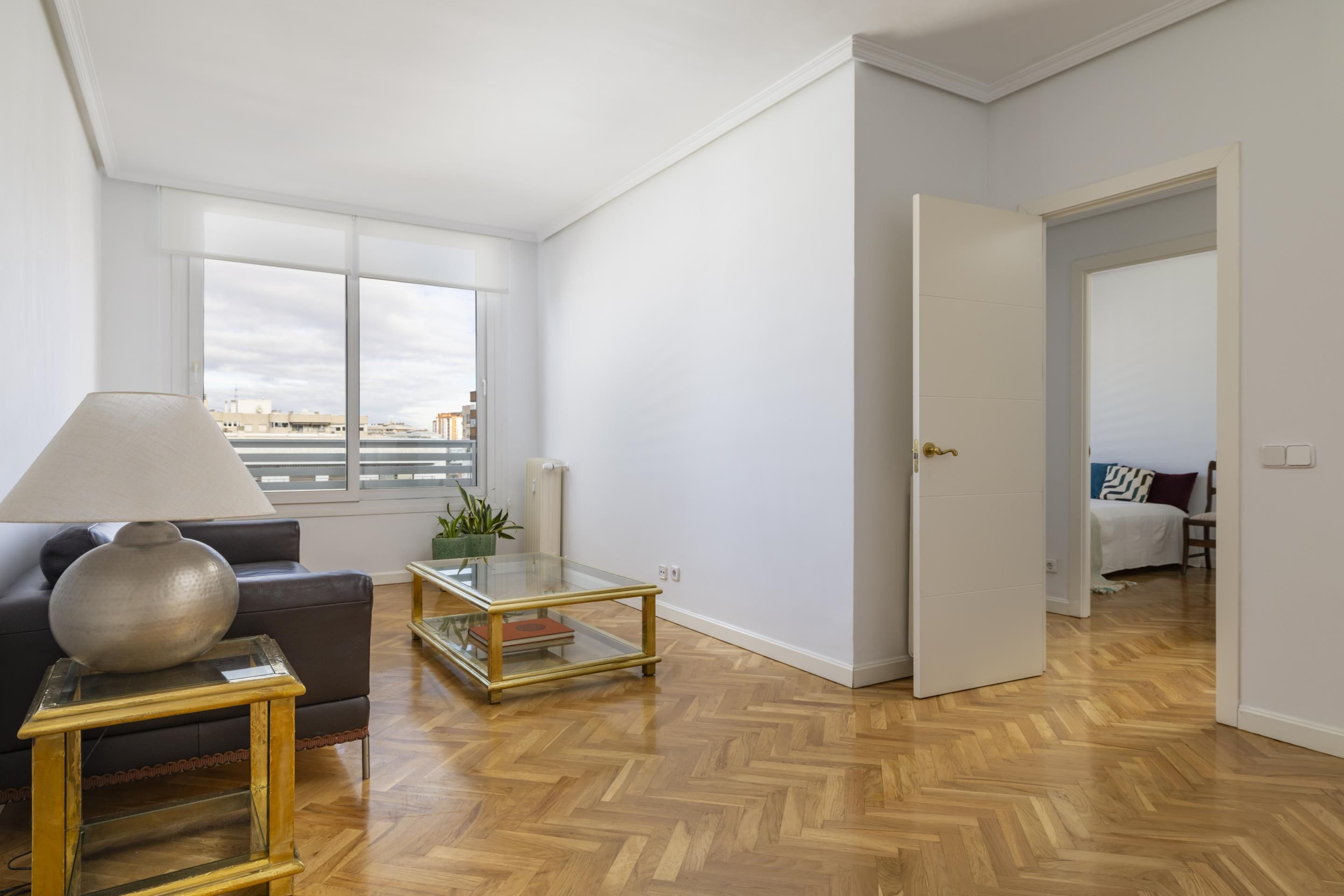 Sala d'estar de Apartament de lloguer en  Madrid Capital amb Calefacció, Jardí privat i Parquet