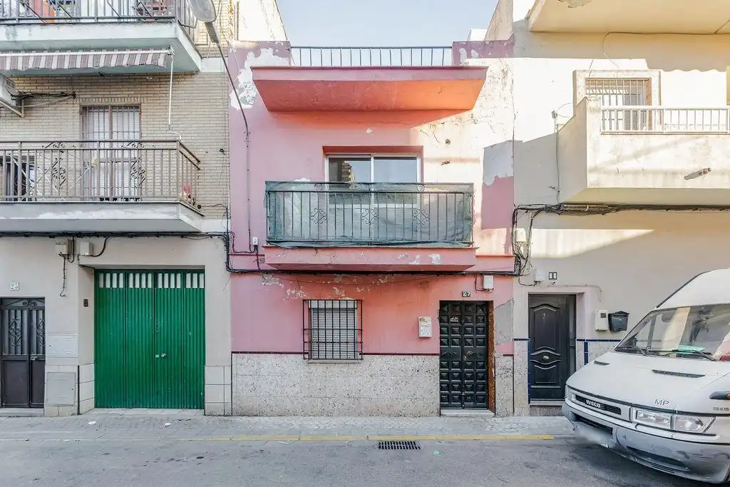 Vista exterior de Casa adosada en venta en Sevilla