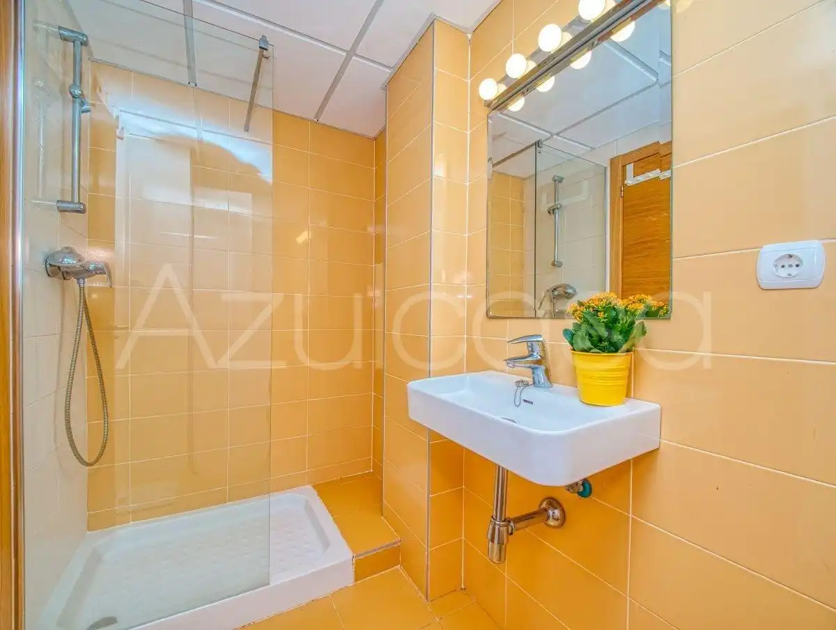 Badezimmer von Wohnung zum Verkauf in El Campello mit Klimaanlage, Privatgarten und Parkett