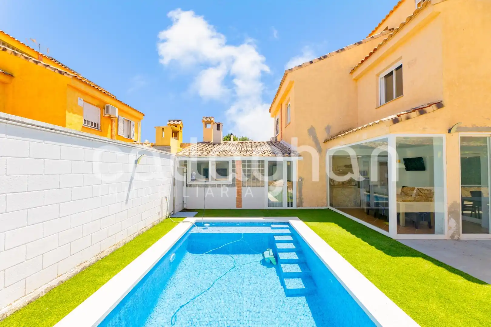 Piscina de Casa adosada en venda en La Pobla de Vallbona amb Aire condicionat, Jardí privat i Terrassa