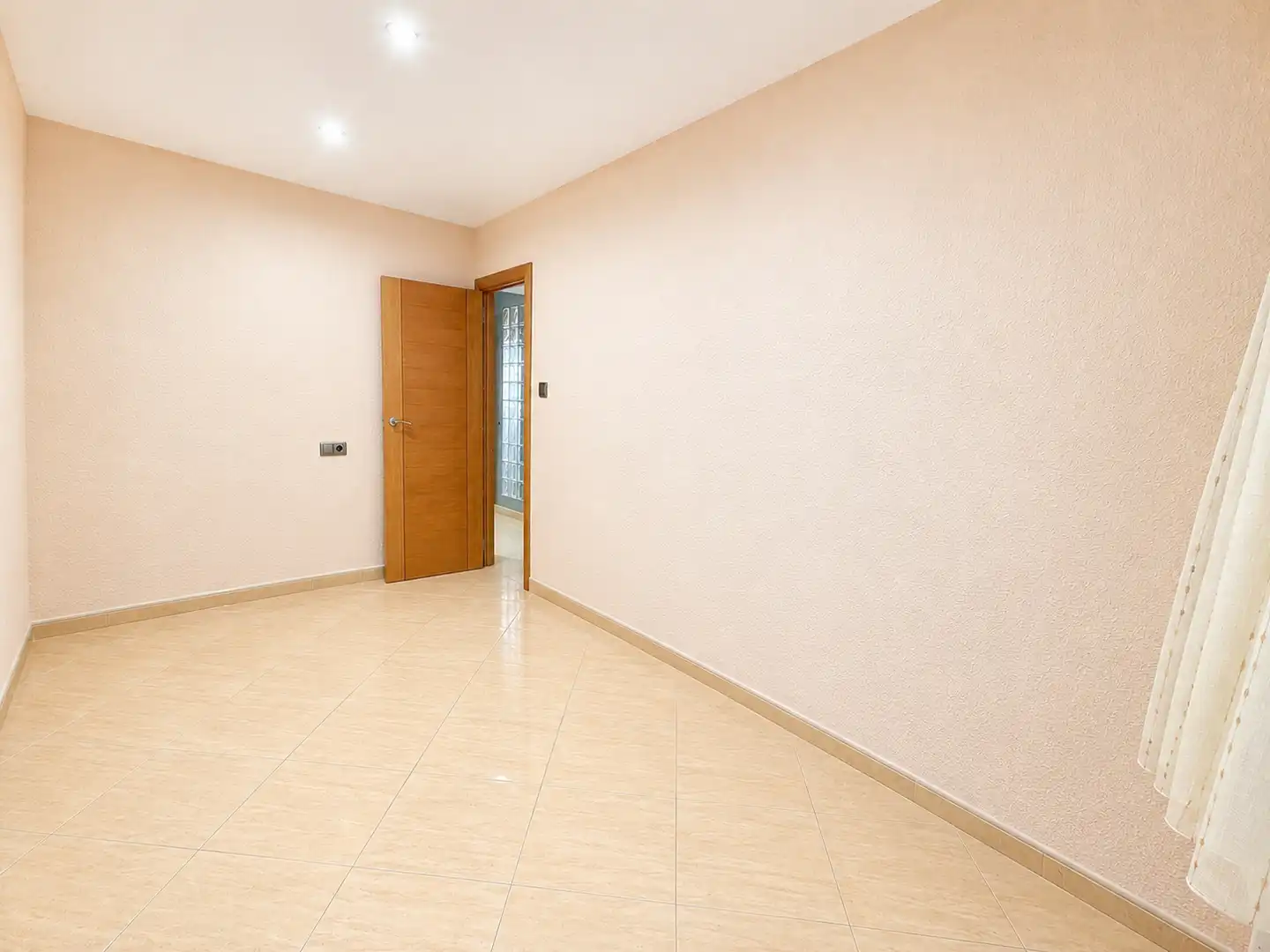 Flat for sale in Valencia  with Air Conditioner, Furnished and Oven