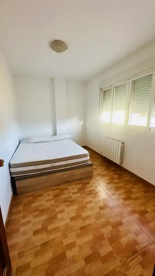 Dormitori de Casa adosada en venda en Jaén amb Aire condicionat i Balcó