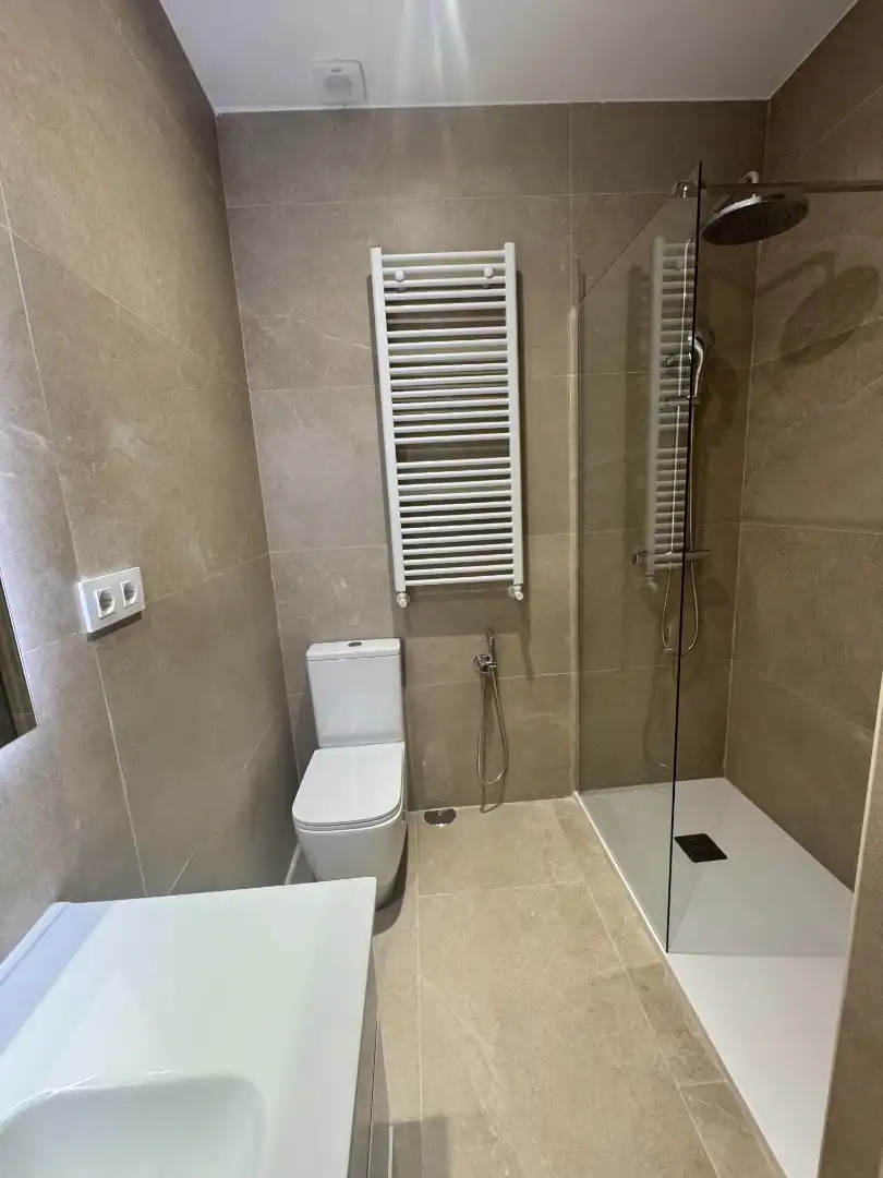 Bathroom of Flat for sale in San Lorenzo de El Escorial  with Heating and Parquet flooring